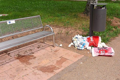 An der nagelneuen Sitzbank im Steinbeisweg wurde neben dem Abfalleimer Müll abgelagert.  Foto: Keller