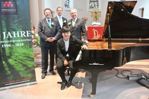 Nach dem Konzert in der Christuskirche: (von links):  Mark Mast, Hannes und Hermann Bareiss und der  Pianist JeungBeum Sohn (sitzend).  Foto: Braun Foto: Schwarzwälder Bote