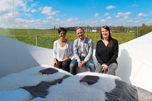 Zelt mit Ausblick in die Landschaft: Alexandra Limberger (von links), Markus Spettel und Andrea Meiers präsentieren das Bubble-Tent, das gebucht werden kann. Foto: Strohmeier Foto: Schwarzwälder Bote