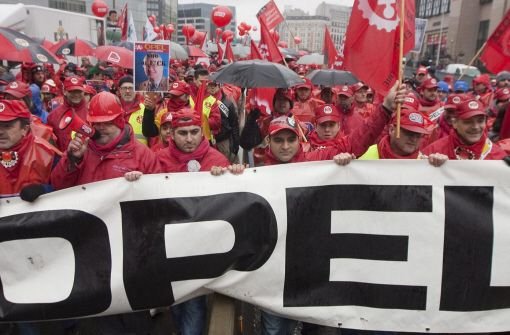 Opelaner demonstrieren für den Erhalt ihrer Arbeitsplätze.  Foto: EPA