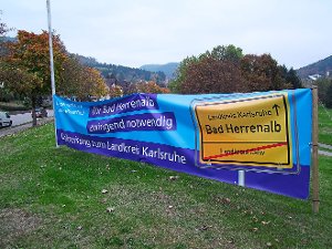 Geworben für den Wechsel Bad Herrenalbs in den Kreis Karlsruhe wurde auf vielen Transparenten. Nun sprach sich auch eine hauchdünne Mehrheit der Bürger bei der Abstimmung dafür aus. Foto: Kugel