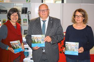 Ute Hoss von der Infothek im Balinger Rathaus (links), Helmut Reitemann und Heide Rath vom Pflegestützpunkt halten die Broschüre in ihren Händen.  Foto: Stadt Foto: Schwarzwälder-Bote