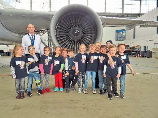 Mit Dieter Ditzinger erlebten die Kinder aus Lützenhardt einen spannenden Tag auf dem ­Stuttgarter Flughafen. Foto: Kindergarten Foto: Schwarzwälder-Bote