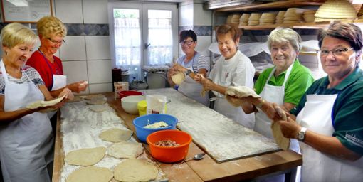 Die Dinnetle-Bäckerinnen in Aktion – ihre Ware fand reißenden Absatz. Foto: Neusch Foto: Schwarzwälder Bote