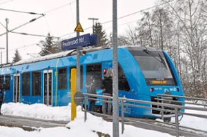 Der iLint der Firma Alstom kurz nach seiner Ankunft im verschneiten Freudenstadt Foto: Gieger