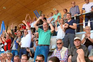 Tooooor! Mit den Fans freut sich Andreas Kraut (Zweiter von links).   Foto: Hauser