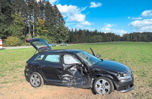 In einem nahen Acker kommt der in den Unfall verwickelte Audi zum Stehen. Foto: Buck
