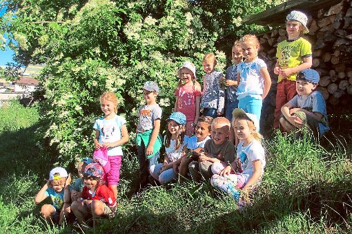 Genossen die Wildkräuterführung: die Vorschüler aus Hallwangen vor dem voll erblühten Holunderbusch.  Foto: Kalmbach Foto: Schwarzwälder-Bote