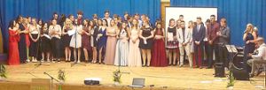 Mit einem selbst getexteten Abschlusssong verabschiedeten sich die Absolventen der Erhard-Junghans-Schule. Fotos: Hartmann Foto: Schwarzwälder Bote