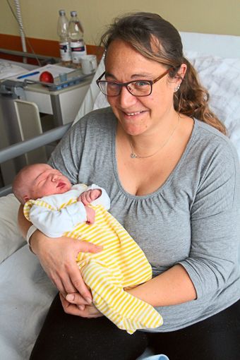 Yvonne Kuss aus Brigachtal strahlt. Ihr drittes Töchterchen kam problemlos und innerhalb einer Stunde als letztes Baby 2018 im Schwarzwald-Baar-Klinikum auf die Welt. Foto: Heinig
