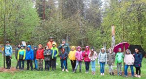 Trotz Regens waren die Kinder mit Jan Meirle und Wolfgang Eitel begeistert bei der Sache. Foto: Schule Foto: Schwarzwälder Bote