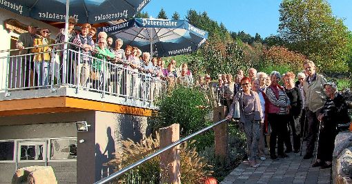 Am Aufgang zur Brennstub-Strausse in Berghaupten  stellen sich die Senioren zum Erinnerungsfoto auf. Foto: Reichert Foto: Schwarzwälder-Bote
