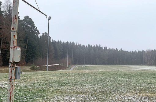 Die Flutlichtanlage des FC Neuweiler ist ganz schön in die Jahre gekommen und soll erneuert werden. Foto: Pfrommer