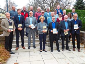 Das Bild zeigt Autoren und Unterstützer von Einst & Heute, dem historischen Jahrbuch für den Landkreis Calw, das im Kurhaus Schömberg vorgestellt wurde.  Foto: Verstl Foto: Schwarzwälder Bote