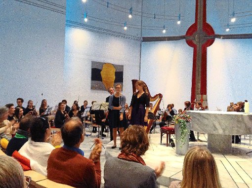 Solistinnen Sophie Horschitz (links) und Irina Beukman freuen sich mit dem Jugendorchester über den Beifall.  Foto: Tahir Foto: Schwarzwälder-Bote