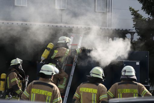 Wegen eines Brandes bei der Firma Hechinger in Schwenningen musste am Mittwoch die Belegschaft evakuiert werden.  Foto: Marc Eich