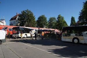 Am Montagmorgen ist in Tuttlingen ein Linienbus mit einem Zug kollidiert. Der Bus war - bis auf den Fahrer, der bei dem Unfall verletzt wurde - leer. Im Zug saßen laut Polizei zwischen 200 und 300 Personen. Alle Fahrgäste blieben unverletzt. Foto: SDMG / Maurer