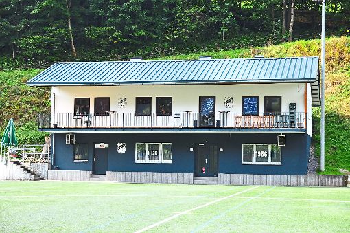 Die Mitglieder des FC Kirnbach spielen nicht nur Fußball auf dem Feld neben dem Vereinshaus, sondern möchten gemeinsam einen Ausflug unternehmen.   Foto: Steitz