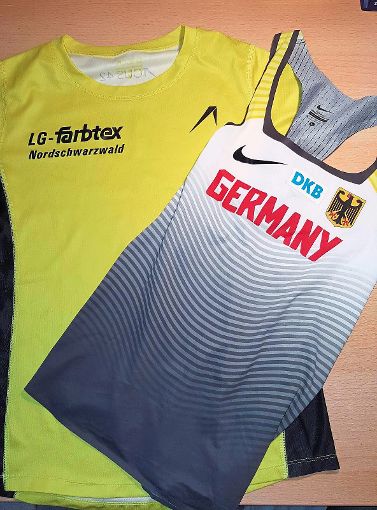 Endlich ist es da: Neben ihrem Vereinsshirt trägt Elena Burkard nun auch das Trikot der Nationalmannschaft. Fotos: Lenk Foto: Schwarzwälder-Bote