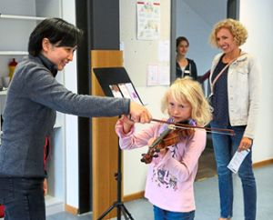 Kaoru Minamiguchi stellte beim Infotag der Wildberger Musikschule die Welt der Violinen vor.  Foto: Priestersbach Foto: Schwarzwälder Bote