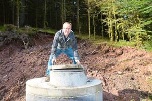 Roland Gutekunst am vorgeschalteten Wasserspeicher, der den ununterbrochenen Wasserfluss zum Widder sichert. Foto: Schwarzwälder Bote