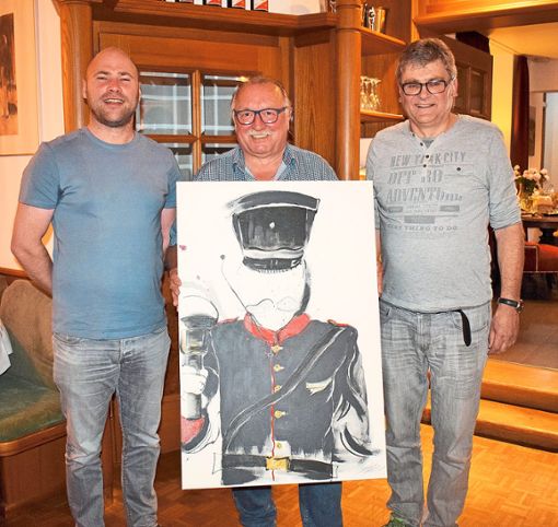 Frank Schwendemann (links) und Rolf Buchholz (rechts) übergaben ein Gemälde des Lauterbacher Büttels als Zeichen des Danks an  Jürgen Reichert. Foto: Borho Foto: Schwarzwälder Bote
