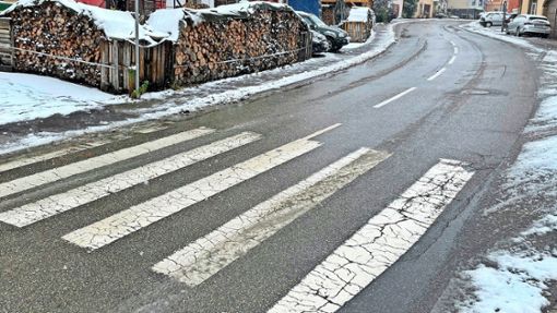 An diesem Zebrastreifen in Nordstetten ereignete sich der Unfall, bei dem eine Grundschülerin von einem Auto erfasst wurde. In Fahrtrichtung Horb (im Bild von oben kommend) wird es nun eine Tempo-Verschärfung geben. Foto: Florian Ganswind