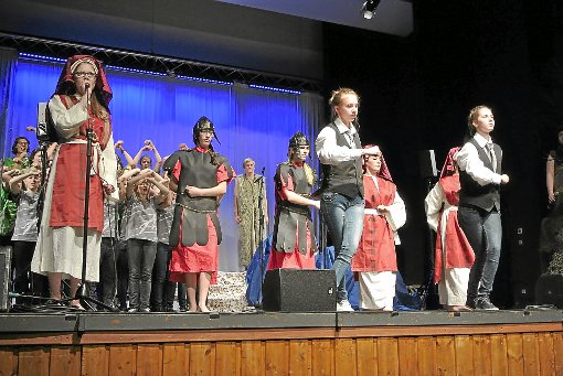 Eine große Portion Schauspielkunst zeigen die Akteure auf der Bühne.  Foto: Braun Foto: Schwarzwälder-Bote