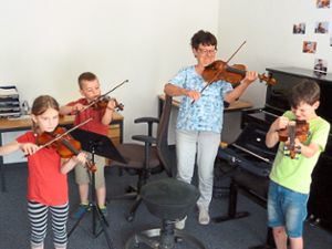 Von der Geige über die Posaune        bis  zum Schlagzeug:   Zahlreiche Instrumente konnten die  Besucher   in  der Musikschule ausprobieren. Foto: Kosowska-Németh Foto: Schwarzwälder Bote