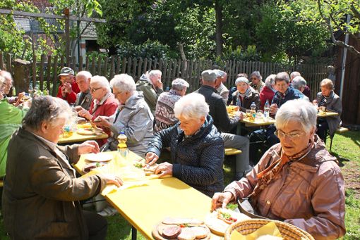 Ein Gartenvesper genossen die Senioren zum Abschluss ihres Besuchs in Marxzell.  Foto: Geiger Foto: Schwarzwälder Bote