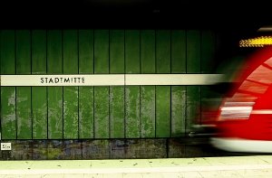 An der S-Bahn-Haltestelle Stadtmitte verfolgte die Polizei am Dienstag einen jungen Mann (Symbolbild). Foto: Lichtgut/Leif Piechowski