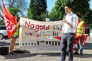 Maximilian Dietel (rechts) eröffnete die von den Jusos organisierte Kundgebung gegen die AfD-Veranstaltung.  Foto: Fritsch