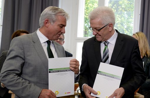 Der Ministerpräsident von Baden-Württemberg, Winfried Kretschmann und Thomas Strobl, der Landesvorsitzende der CDU Baden-Württemberg, bei der Vorstellung des Koalitionsvertrags. Foto: dpa