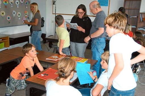 Eltern nehmen beim Tag der offenen Tür in der Iselin-Schule die Unterrichtsmaterialien in Augenschein. Foto: Hertle Foto: Schwarzwälder Bote