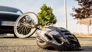 VW Beetle kollidiert mit Radfahrer – 31-Jähriger muss in Klinik