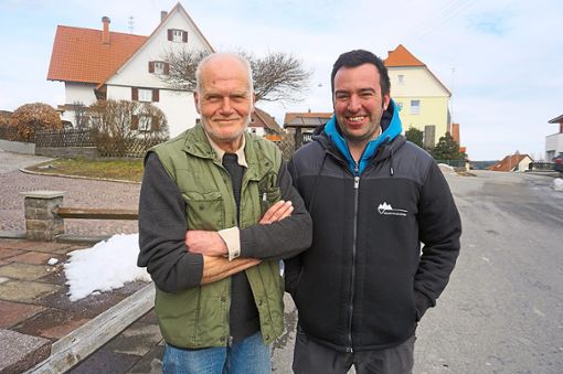 Nach 34 Jahren übergibt  Tierarzt Michael Benz (links) sein Aufgabenfeld bei der Weidegemeinschaft an seinen Kollegen Sebastian Dettmer aus Donaueschingen. Foto: Bächle Foto: Schwarzwälder Bote