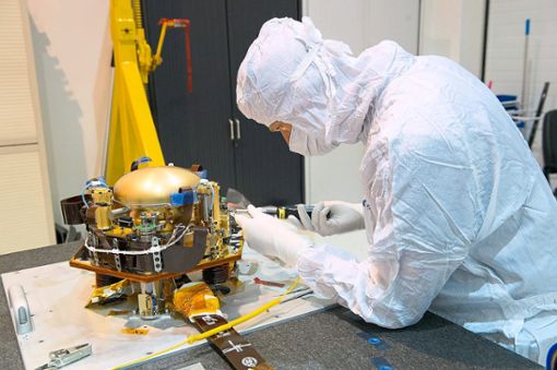 Das Innenleben der  Sonde, die künftig auf dem Mars die Bodenbewegungen messen soll.   Foto: CNES