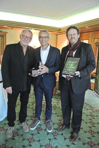 Konstantin Wecker, Markus Lehmann und Mark Mast  (von links) bei der Preisübergabe.  Foto: Braun Foto: Schwarzwälder Bote