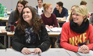 Für immer mehr junge Leute wird der Hochschulstandort Horb attraktiv. Dieses Studierenden am Campus Horb sind aus der Daimler-Benz-Klasse.  Foto: Hopp
