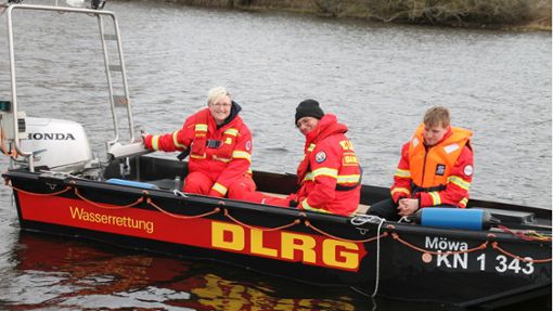 Zum Wachdienst  am Kirnbergsee bei Unterbränd gehört auch ein Boot. Hier sind Daniela Bernhard (von links), Christian Dages und Janik Ratzel von der Ortsgruppe Baar im Einsatz. Foto: Lutz Rademacher