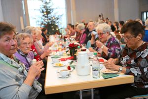 Die älteren Mitbürger Dormettingens genießen die Unterhaltung und den leckeren Kuchen beim Seniorenmittag.  Foto: Schatz Foto: Schwarzwälder Bote