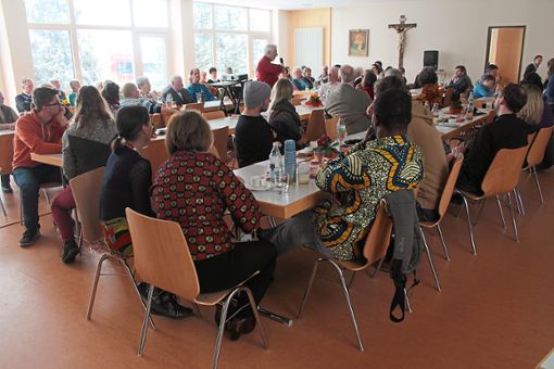 Gebannt lauschen die Gäste den Vorträgen, die über die aktuelle Situation in Kamerun und Uganda berichten. Foto: Zawodnik Foto: Schwarzwälder Bote