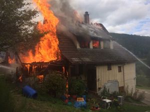 Das Haus brannte lichterloh.  Foto: Feuerwehr/Schwark