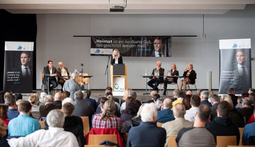 Christina Baum, AfD-Abgeordnete im Landtag von Baden-Württemberg, spricht in der Burladinger Stadthalle.  Foto: dpa