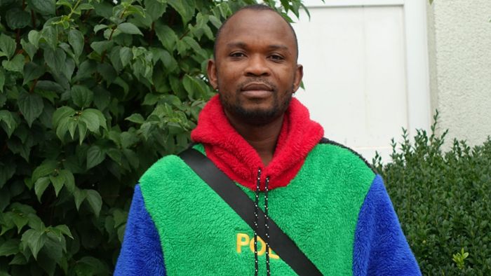Geflüchteter aus Nigeria spricht im Interview über seine Erfahrungen