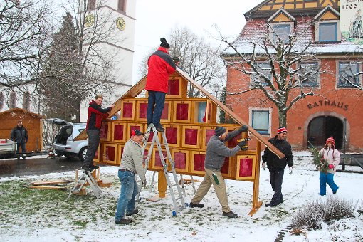 Der Musikverein hat dieses Jahr wieder einen Adventskalender vor dem Rathaus aufgebaut.  Foto: Bieberstein Foto: Schwarzwälder-Bote