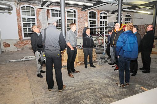Die Mitglieder besichtigen den Ausbau des Saals im Erdgeschoss. Foto: Ziechaus Foto: Schwarzwälder Bote