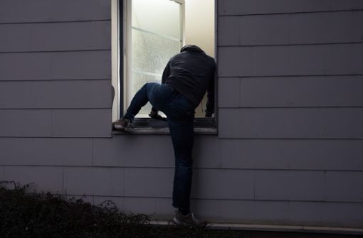 Der Tatverdächtige hatte zuvor ein Fenster aufgehebelt, um in das Haus zu gelangen. (Symbolfoto) Foto: shutterstock/Andrey Popov