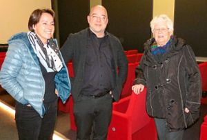Im Kinosaal stehen (von links) Heike Siebert-Rothfuß, Joachim Wossidlo und Heidemarie Schmid und freuen sich über gelungene Geburtstagsfeiern im KiWi-Kino.   Foto: Bechtle Foto: Schwarzwälder Bote