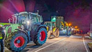 Landwirte blockieren Autobahnzubringer in Achern